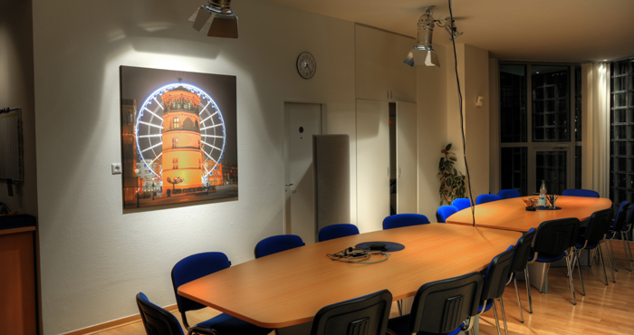 Der Schloßturm auf dem Burgplatz in Düsseldorf als Leinwand Foto im Konferenzraum präsentiert.