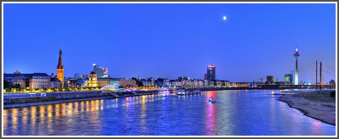 Leinwandfoto Rheinpanorama Düsseldorf. Unser Bestseller.