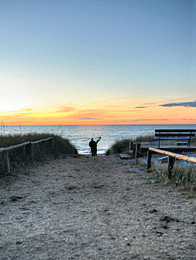 Die wilde Ostsee als besonderes Motiv für die weissen Wände.